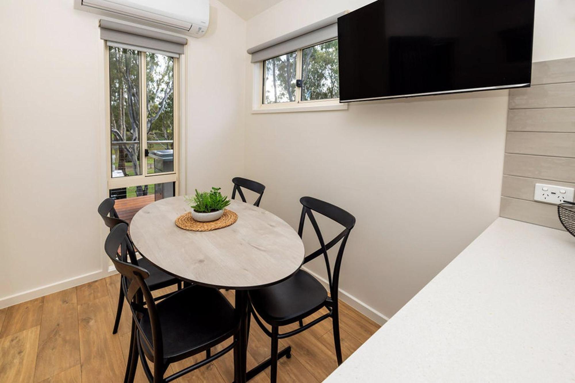 Big4 Deniliquin Holiday Park Room photo